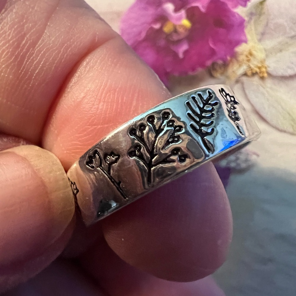 Inscribed inside 925 sterling silver ring